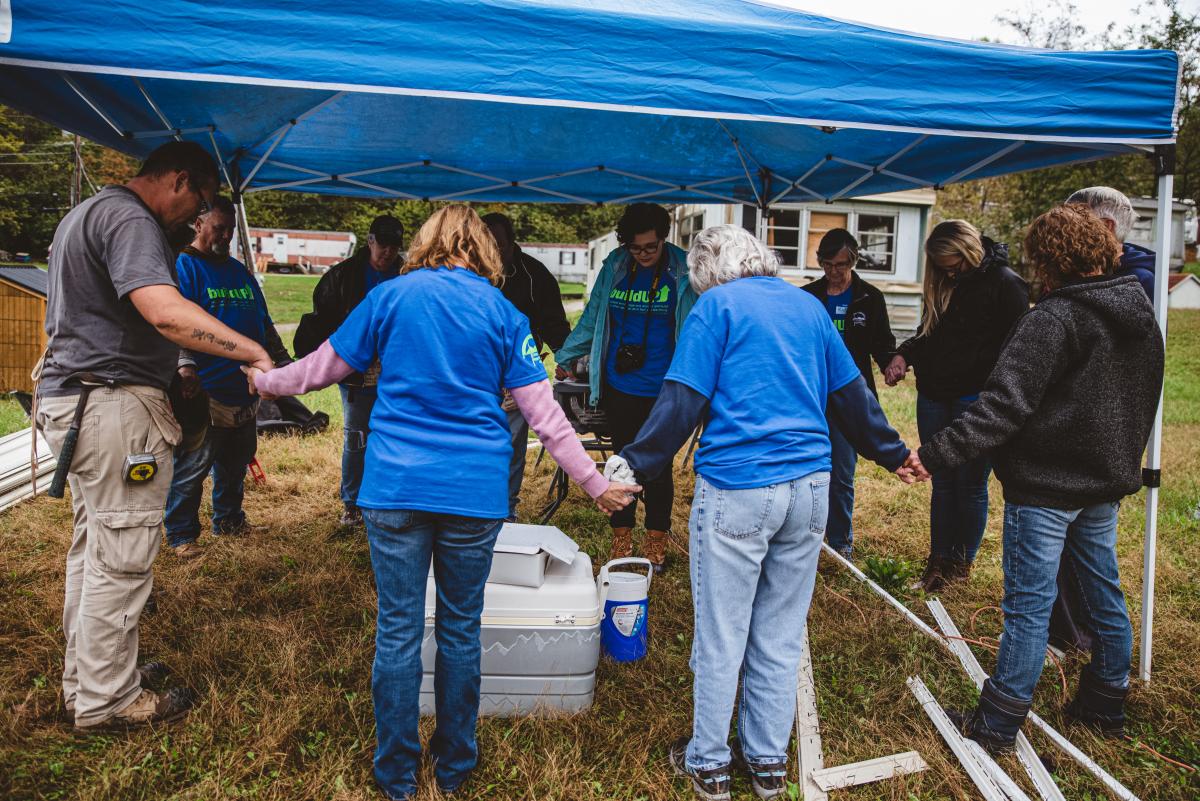 Reverend Ralph Beiting helps children in Appalachia